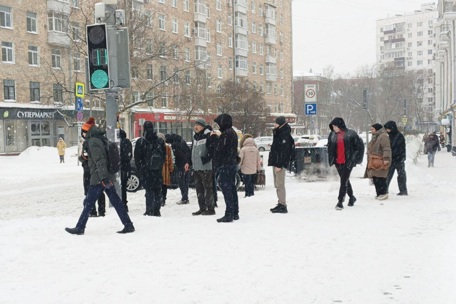Последствия снегопада в Москве. По словам синоптиков, более трети месячной нормы осадков выпадет в Москве 27 января