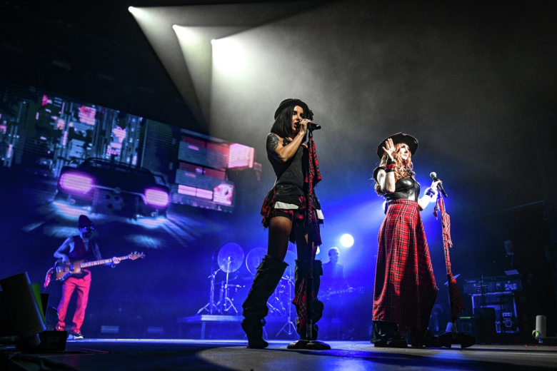 Солистки группы t.A.T.u. Юлия Волкова и Елена Катина