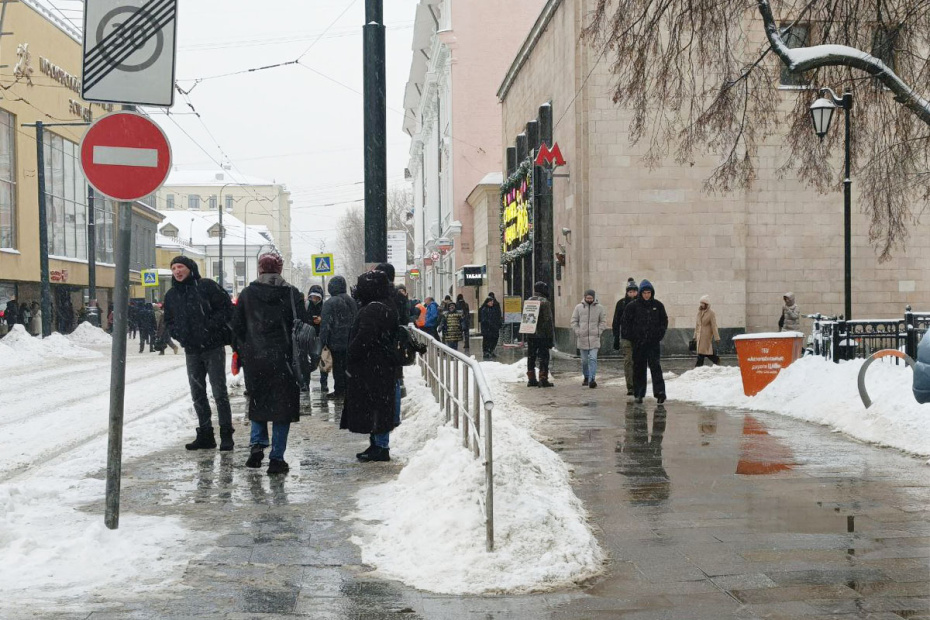 Последствия снегопада в Москве. По словам синоптиков, более трети месячной нормы осадков выпадет в Москве 27 января