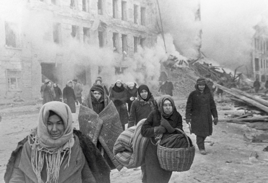 Жители блокадного Ленинграда выходят из бомбоубежища после отбоя воздушной тревоги, 1942 год