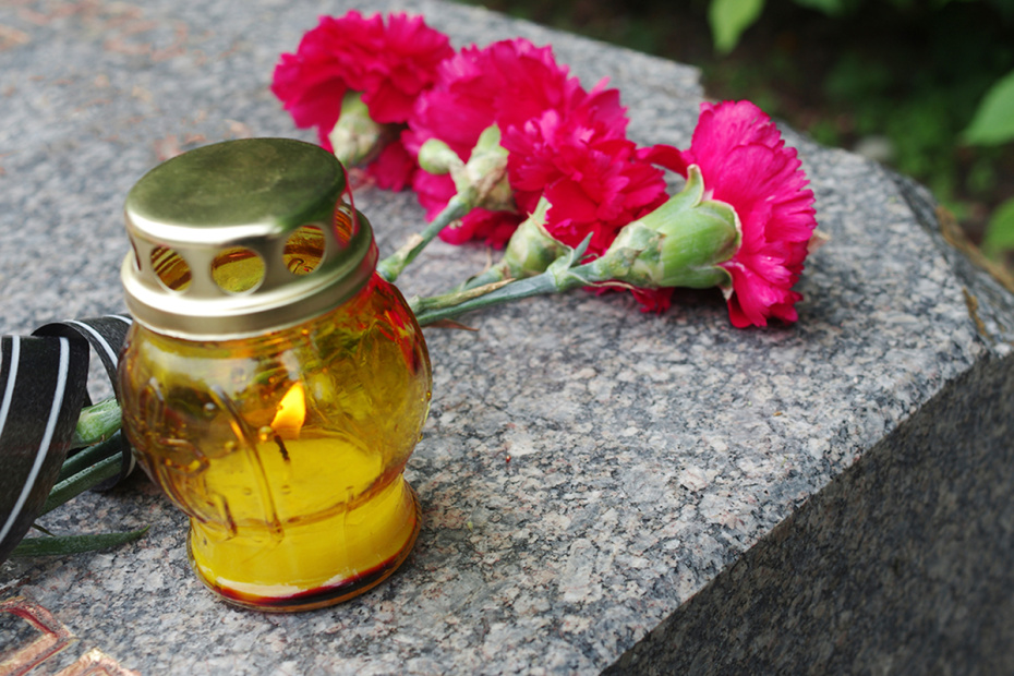 Живые или искусственные: какие цветы несут на похороны мужчин и женщин