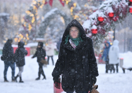 Погода заиграла белыми красками: фото утопающей в снегу Москвы