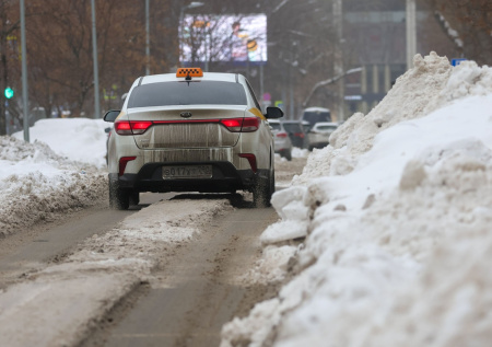 В Госдуме предложили запретить повышать цены на такси из-за непогоды