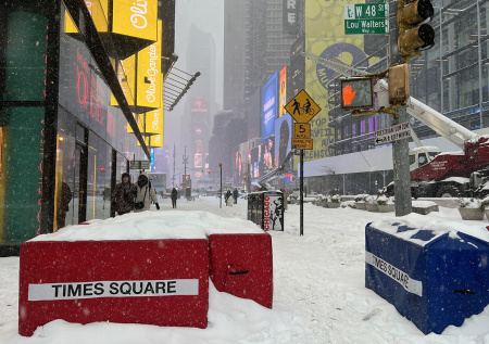 В США на улицы выпустили тысячи военных на фоне снежной бури