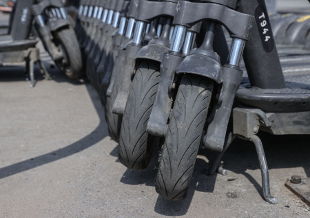 Депутат объяснил, зачем владельцам самокатов юридический статус