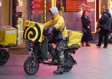 Впервые сократилось число вакансий для курьеров на полную ставку