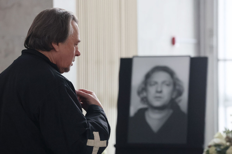 Генеральный директор Первого канала, продюсер Константин Эрнст на церемонии прощания с продюсером и телеведущим Александром Олейниковым