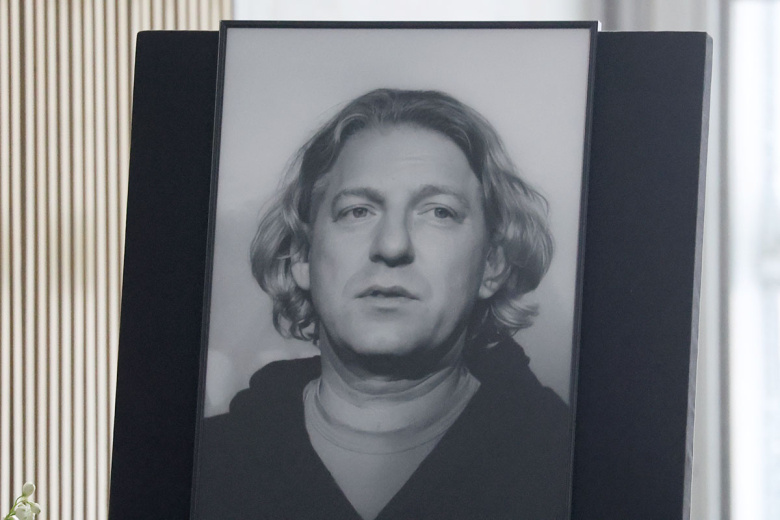 На церемонии прощания с продюсером и телеведущим Александром Олейниковым в прощальном зале Троекуровского кладбища