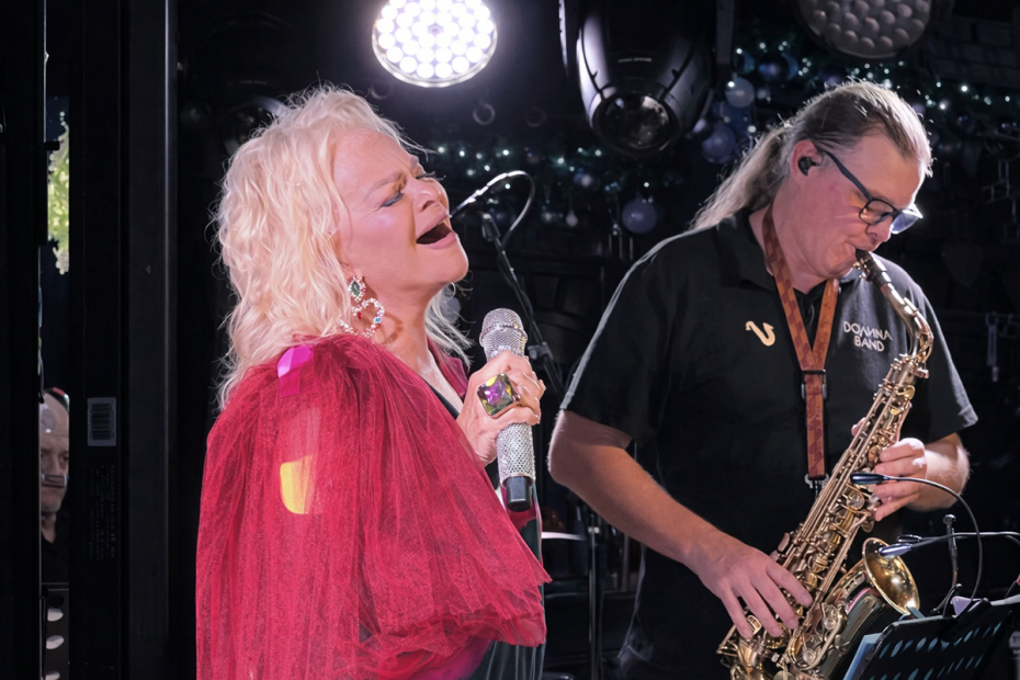 Лариса Долина в московском баре Petter