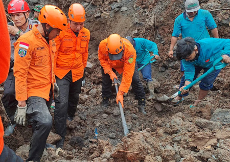 Появились кадры оползня, превратившего грузовик и бульдозер в груду металла
