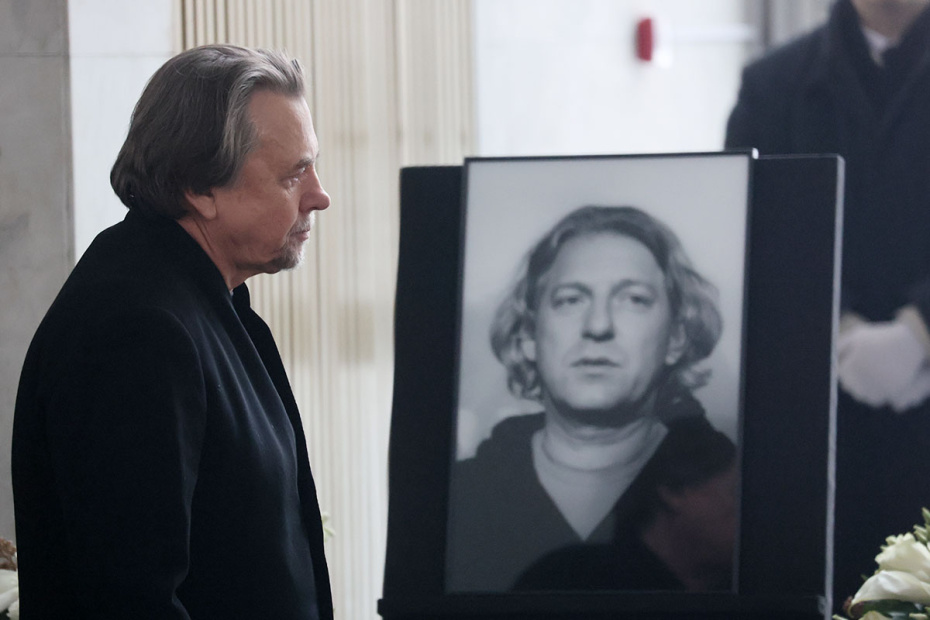 Генеральный директор Первого канала, продюсер Константин Эрнст на церемонии прощания с продюсером и телеведущим Александром Олейниковым