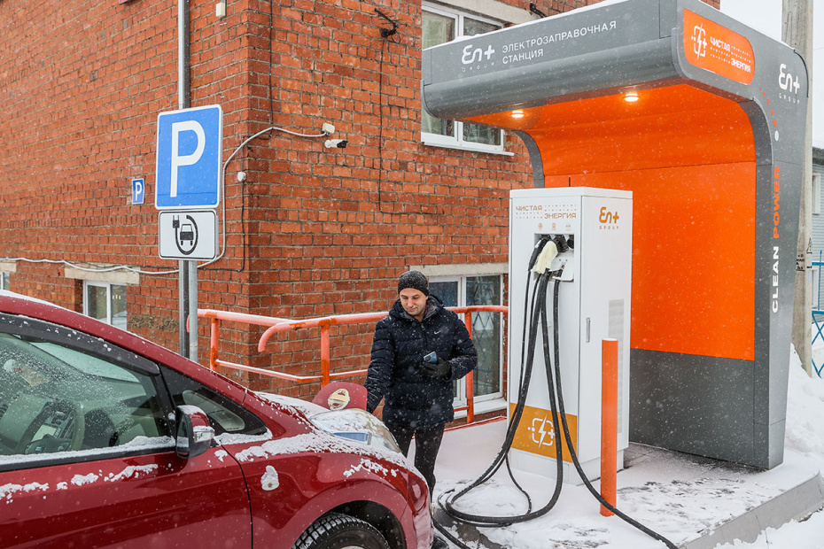 Россия. Тулун. Электрозаправочная станция для зарядки электромобиля в городе Тулун