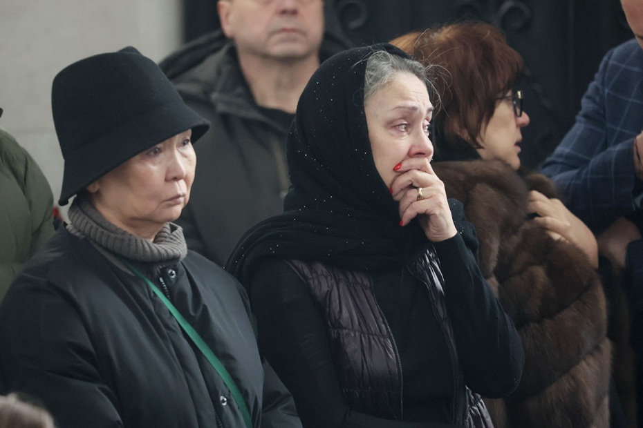 На церемонии прощания с продюсером и телеведущим Александром Олейниковым в прощальном зале Троекуровского кладбища