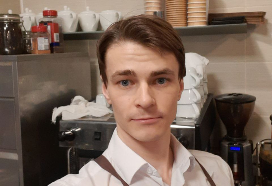 Оджан Наумкин на работе в кафе