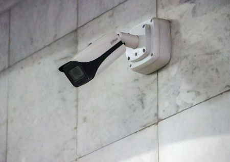 Прокуратура наказала следившего за детьми в туалете директора школы