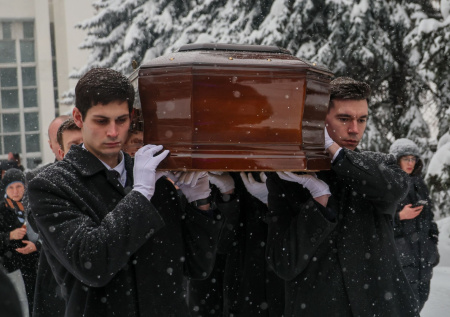 Гроб с телом Александра Олейникова вынесли под длительные аплодисменты