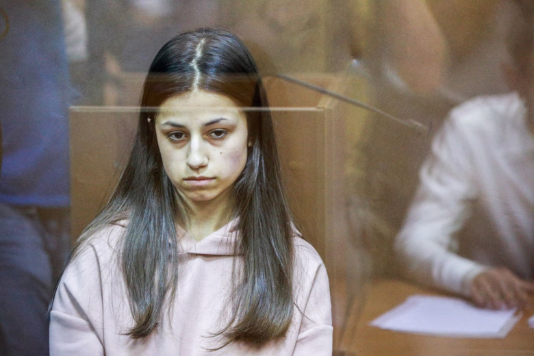 Одна из сестер Хачатурян в зале Останкинского суда Москвы во время избрания меры пресечения. 2018 год
