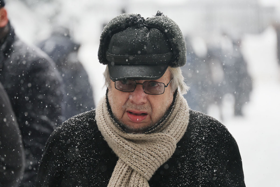 На церемонии прощания с продюсером и телеведущим Александром Олейниковым в прощальном зале Троекуровского кладбища