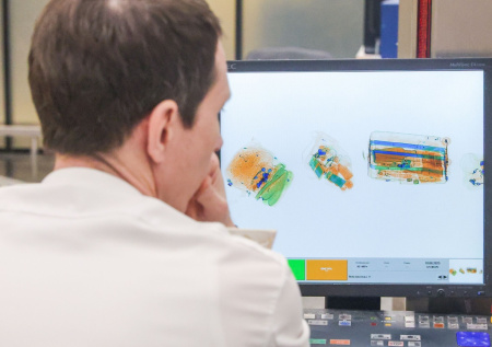 Пассажирка рейса из Вьетнама удивила таможенников необычным «сувениром»