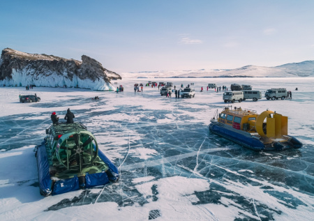 Женщина погибла во время турпоездки по льду Байкала