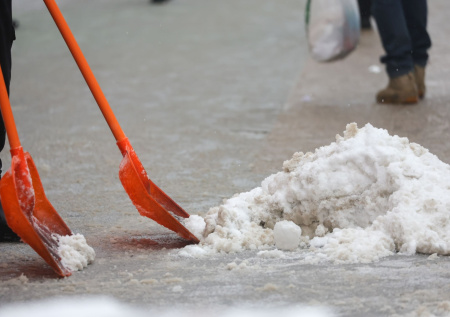 Юрист ответил, можно ли заставлять сотрудников убирать снег