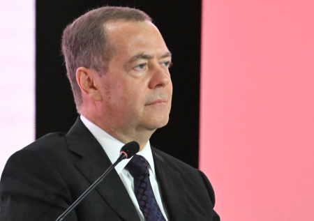 «Низкий поклон»: Медведев обратился к сотрудникам МФЦ в приграничье