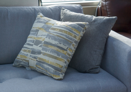 Спящий мужчина спасся от пули благодаря подушке