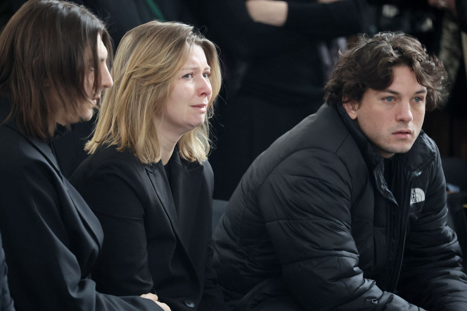 Дети Александра Олейникова на церемонии прощания со своим отцом в прощальном зале Троекуровского кладбища