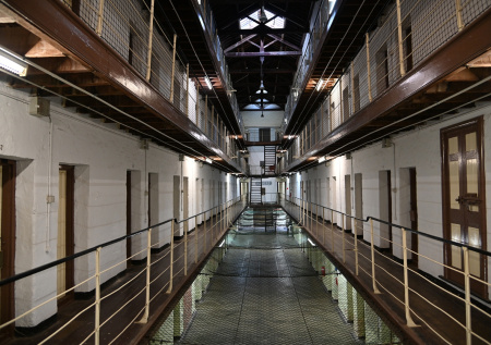 К чему снится тюрьма: предательство или свобода?