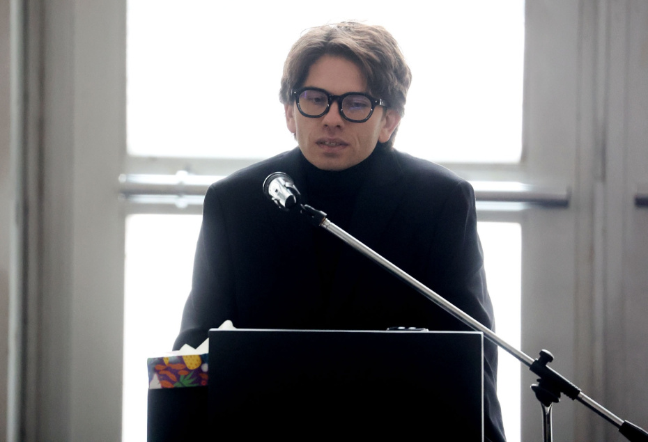 Максим Олейников на церемонии прощания с продюсером и телеведущим Александром Олейниковым в прощальном зале Троекуровского кладбища