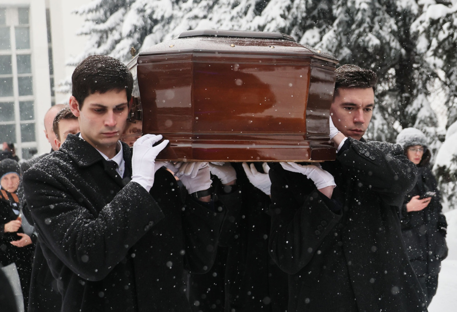 Вынос гроба с телом продюсера и телеведущего Александра Олейникова после церемонии прощания на Троекуровском кладбище