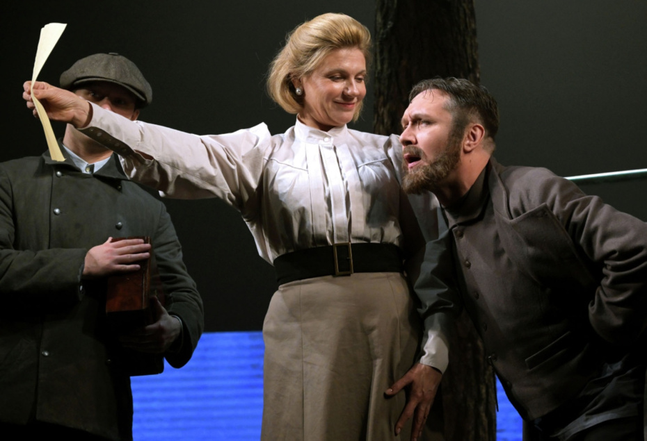 Анна Ардова в роли помещицы Раисы Павловны Гурмыжской и Виталий Ленский в роли купца Восмибратова в спектакле «Лес» в постановке режиссера Егора Перегудова по одноименной пьесе Александра Островского на сцене Московского академического театра имени Вл. Маяковского