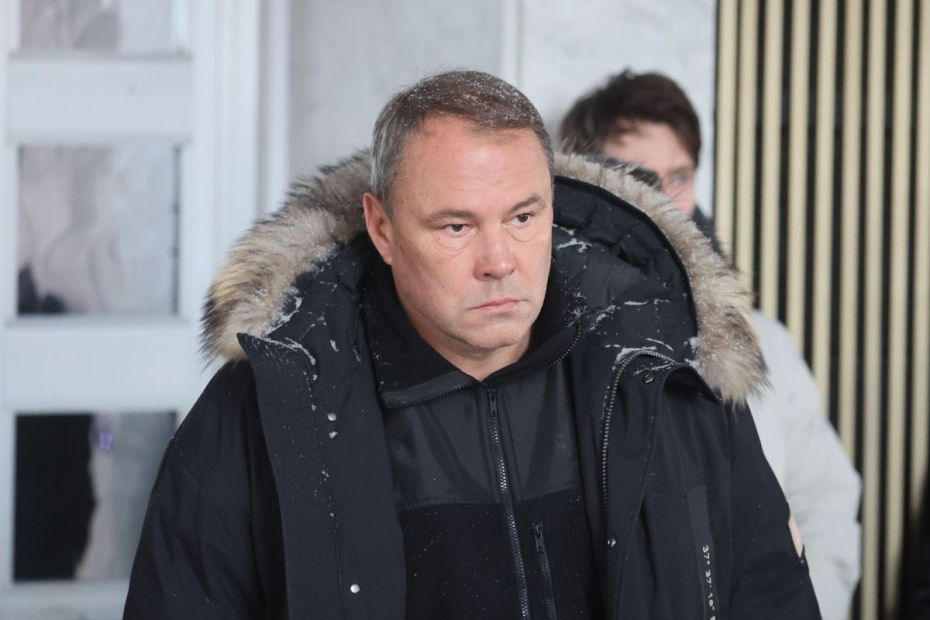 Петр Толстой на церемонии прощания с продюсером и телеведущим Александром Олейниковым в прощальном зале Троекуровского кладбища