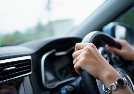 Автоэксперт перечислил риски праворульных машин