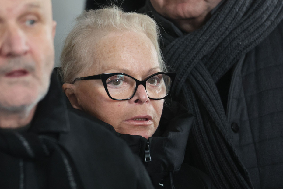 Певица Лариса Долина на церемонии прощания с продюсером и телеведущим Александром Олейниковым в прощальном зале Троекуровского кладбища