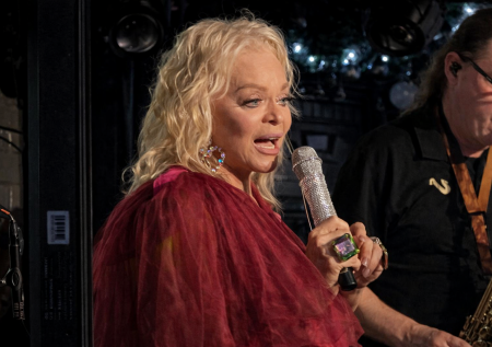 «Все правильно в этой жизни»: Долина спела в баре, она больше не печалится