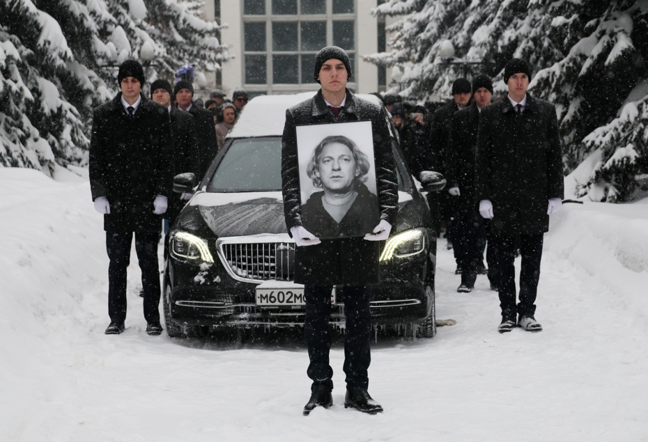 Церемония прощания с продюсером и телеведущим Александром Олейниковым на Троекуровском кладбище