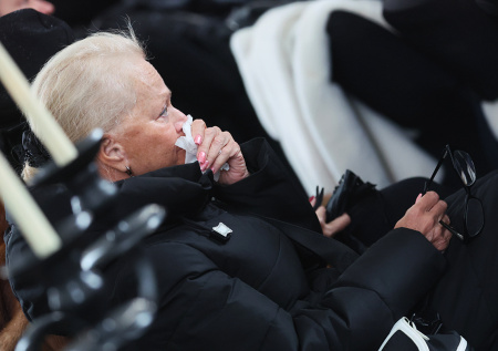 Долину без макияжа засняли на прощании с Олейниковым