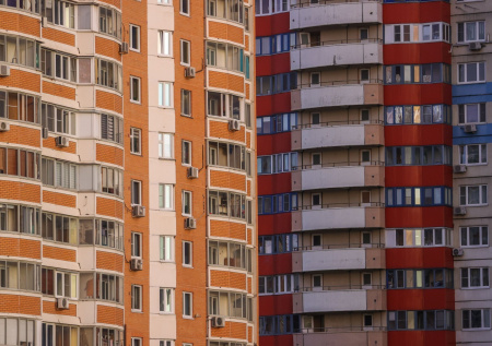 Пьяный отец устроил сыну «аттракцион», спустив с седьмого этажа на веревке