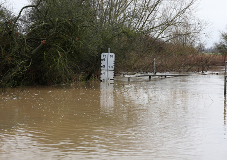 Десятки домов ушли под воду из-за шторма в одной из стран Европы
