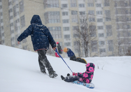 Родителям напомнили, что грозит за катание с горки в неположенном месте