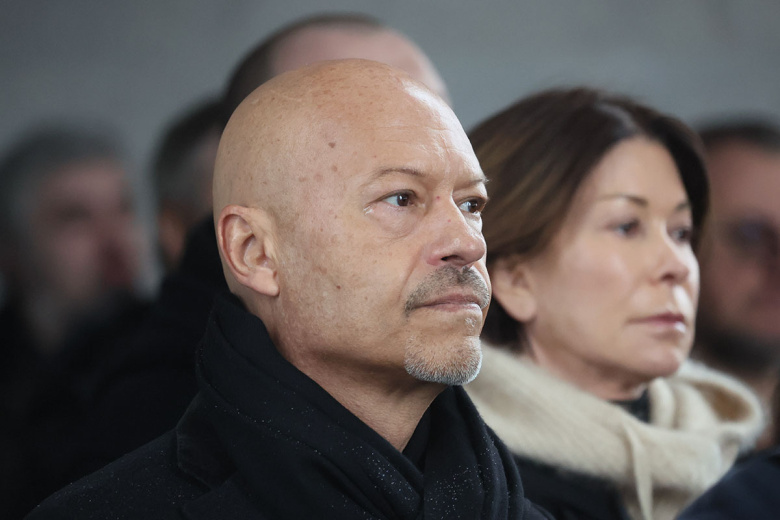 Режиссер Федор Бондарчук на церемонии прощания с продюсером и телеведущим Александром Олейниковым в прощальном зале Троекуровского кладбища