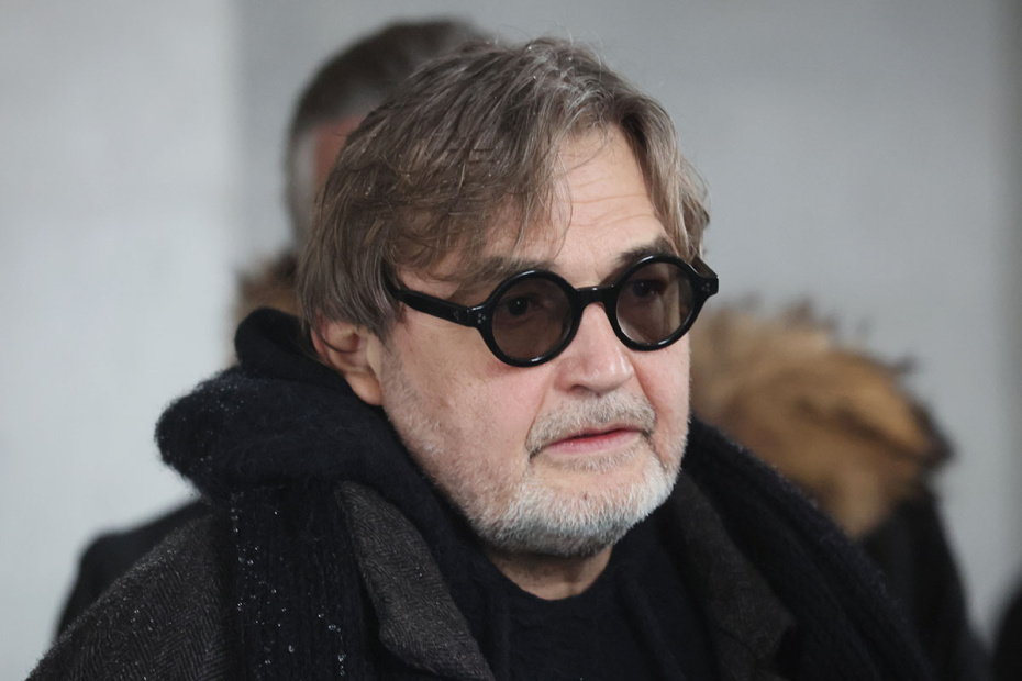 Актер Леонид Ярмольник на церемонии прощания с продюсером и телеведущим Александром Олейниковым в прощальном зале Троекуровского кладбища