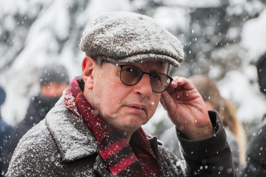 Телеведущий Михаил Ширвиндт на церемонии прощания с членом Академии Российского телевидения Александром Олейниковым на Троекуровском кладбище