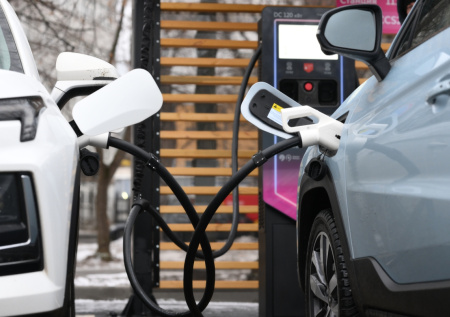 «Можно, а зачем?» Россиян пересаживают на электромобили, плюсы и минусы