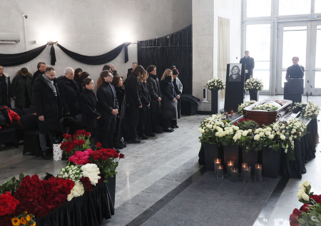 Появились кадры с церемонии прощания с Олейниковым