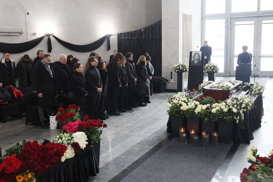 На церемонии прощания с продюсером и телеведущим Александром Олейниковым в прощальном зале Троекуровского кладбища