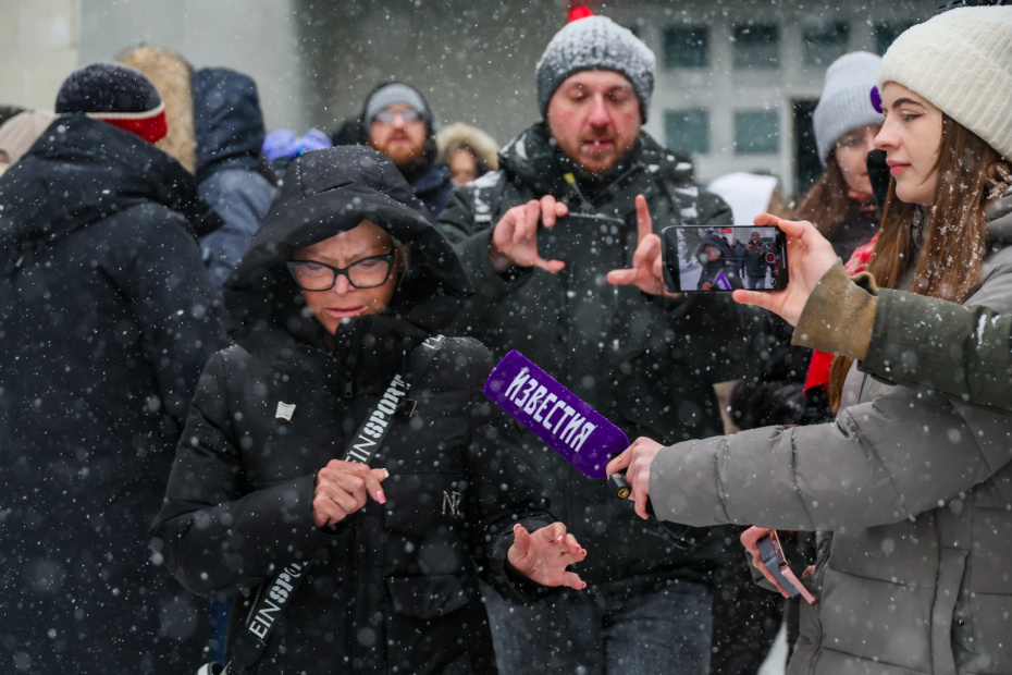 Певица Лариса Долина на церемонии прощания с членом Академии Российского телевидения Александром Олейниковым на Троекуровском кладбище