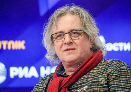 Путин присвоил звание заслуженного деятеля искусств автору песен «Любэ»