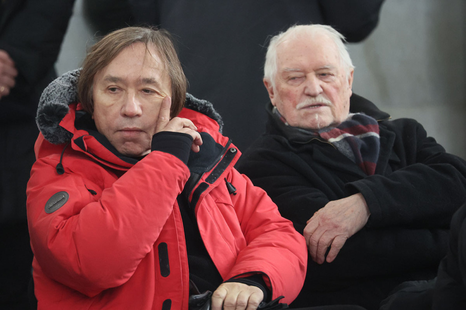 Режиссер Ренат Давлетьяров на церемонии прощания с продюсером и телеведущим Александром Олейниковым в прощальном зале Троекуровского кладбища